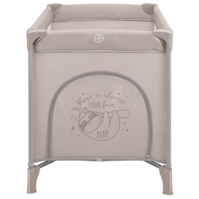 Berço portátil cinza claro com desenho de bicho-preguiça e texto em inglês