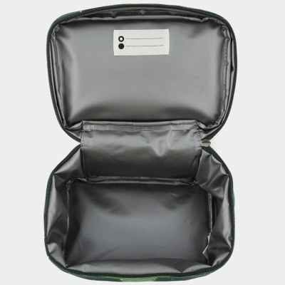 Mala térmica cinzenta aberta com etiqueta branca na tampa