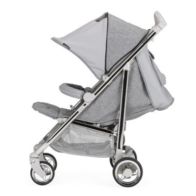 Carrinho de bebé cinzento com estrutura metálica e capota de tecido