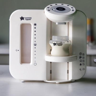 Máquina branca tommee tippee para aquecer leite de biberão com jarro de plástico transparente.