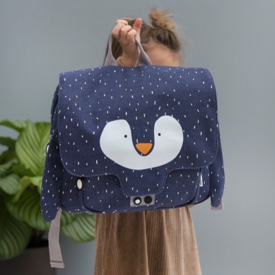 Mochila azul escura com desenho de pinguim branco e pontos brancos
