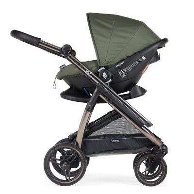 Carrinho de bebé verde com estrutura metálica e rodas pretas