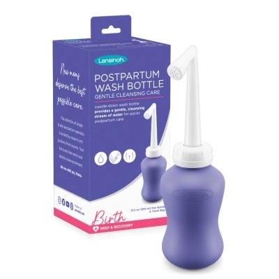 Frasco de lavagem pós-parto azul com aplicador branco ao lado da caixa roxa e branca.
