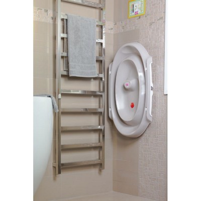 Casa de banho com toalheiro metálico, estendal, sanita e banheira dobrável branca