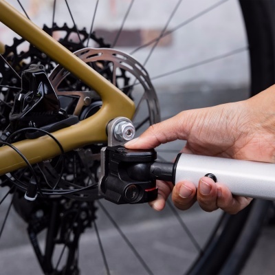 Bomba portátil de ar a ser usada numa roda de bicicleta verde-oliva