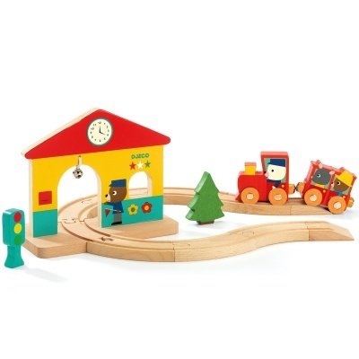 Brinquedo de comboio em madeira colorido com estação, comboio de animais, árvore e semáforo