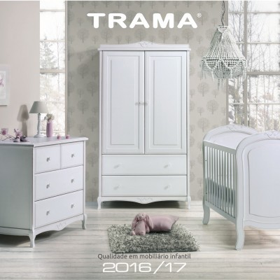 Conjunto de mobiliário infantil branco com roupeiro, cómoda, berço e tapete cinzento em ambiente decorado