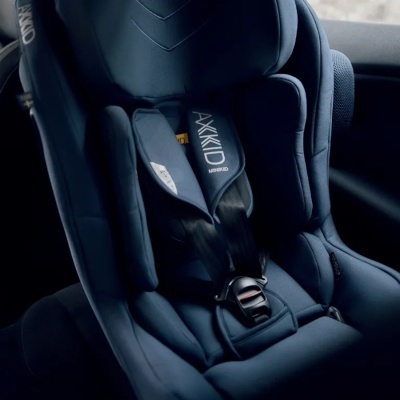 Cadeira de carro infantil azul escuro da marca AKKID com cinto de segurança preto