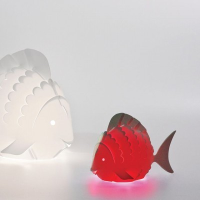 Dois peixes decorativos em acrílico iluminados, branco e vermelho