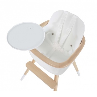 Cadeira alta para bebé com bandeja branca e estrutura em madeira clara