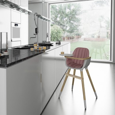 Cadeira alta rosa estofada com estrutura de madeira numa cozinha branca minimalista