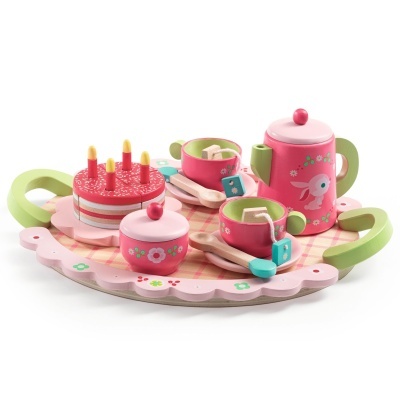 Conjunto de chá infantil em madeira rosa e verde com bule, chávenas, bolo e bandeja.