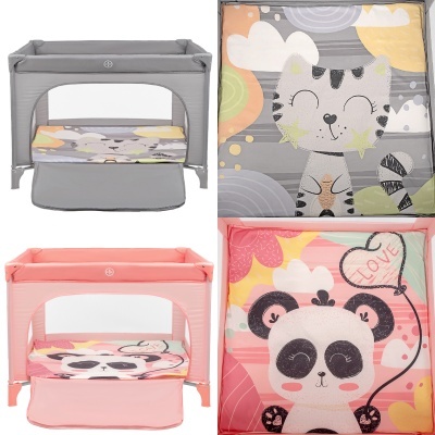 Dois parques infantis com almofadas estampadas, um cinzento com gato e outro rosa com panda e balão com texto LOVE.