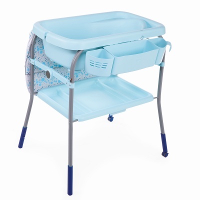 Banheira portátil azul para bebé com suporte metálico e armazenamento