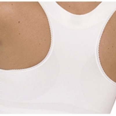 Top desportivo branco visto das costas com costura decorativa