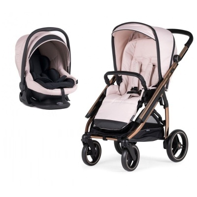 Carrinho de bebé e cadeira auto rosa claro e preto com estrutura castanha e rodas pretas