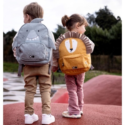 Crianças com mochilas infantis de tubarão e leão ao ar livre