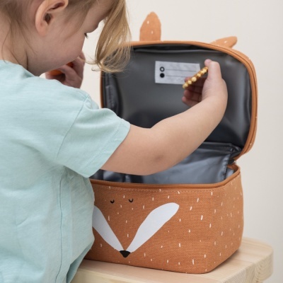 Mochila térmica castanha com rosto de raposa e criança a mexer dentro