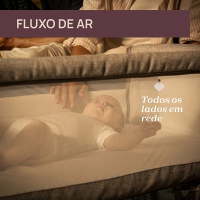 Berço portátil com laterais de rede e bebé deitado