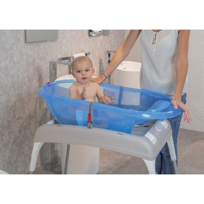 Banheira infantil azul transparente com bebé dentro e suporte branco