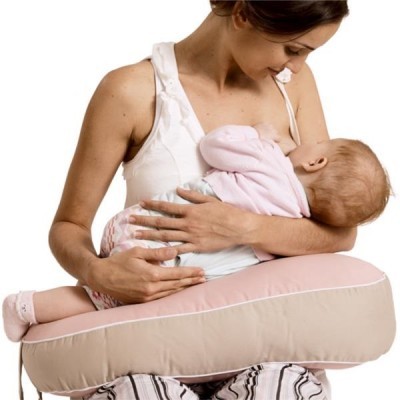 Mulher a amamentar bebé com almofada de amamentação cor-de-rosa e bege