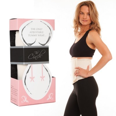 Modelador abdominal ajustável em embalagem rosa e branca com mulher loira a usar o modelador bege e roupa preta