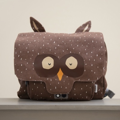 Mochila infantil castanha com padrão branco e desenho de coruja