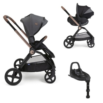 Carrinho de bebé cinzento e preto com estrutura preta e castanha e acessórios.