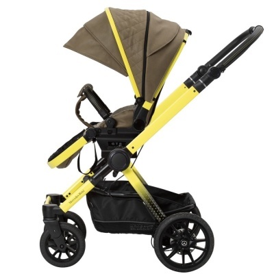 Carrinho de bebé amarelo e castanho com rodas pretas