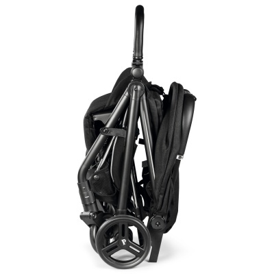 Carrinho de bebé dobrado, cor preta, com estrutura metálica e rodas duplas