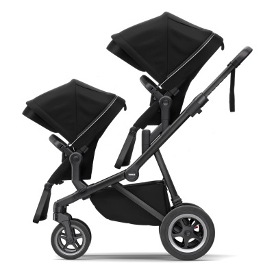 Carrinho de bebé duplo preto com dois assentos e capotas ajustáveis