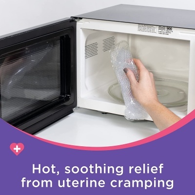 Mão coloca saco de gel num micro-ondas branco aberto