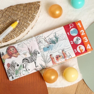 Livro macio infantil com animais selvagens e números em painel vermelho