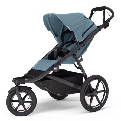 Carrinho de bebé azul-petróleo com estrutura preta e três rodas grandes