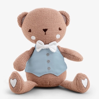 Ursinho de peluche tricotado com colete azul e gravata branca