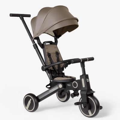 Triciclo infantil bege com cinto de segurança e barra de empurrar