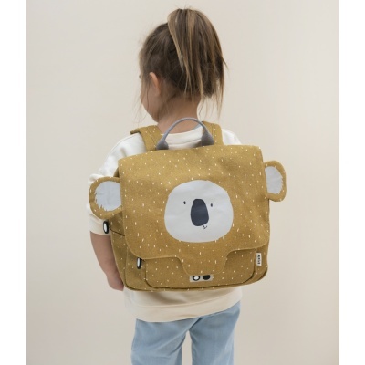 Mochila castanha com rosto de urso e orelhas laterais, usada por criança de costas