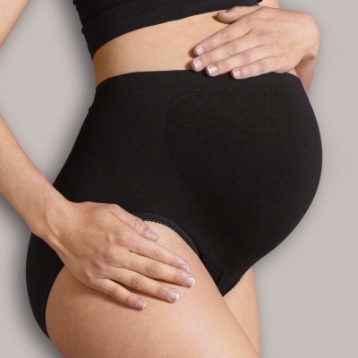 Cuecas de maternidade pretas em tecido canelado numa mulher grávida