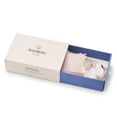 Conjunto de babete e colher rosa para bebé em caixa azul e branca da BabyBjörn