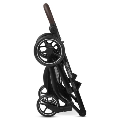 Carrinho de bebé preto dobrado com pega castanha e texto ABC DESIGN e MINI.