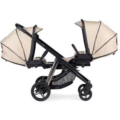 Carrinho de bebé duplo bege e preto com rodas e cesto inferior