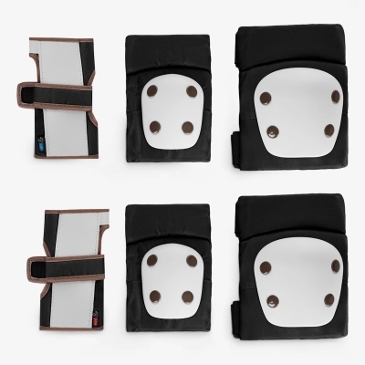 Proteções para joelhos, cotovelos e punhos em preto e branco