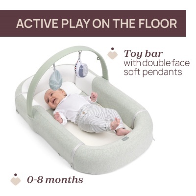 Espaço acolchoado com barra de brinquedos dupla e bebé deitado