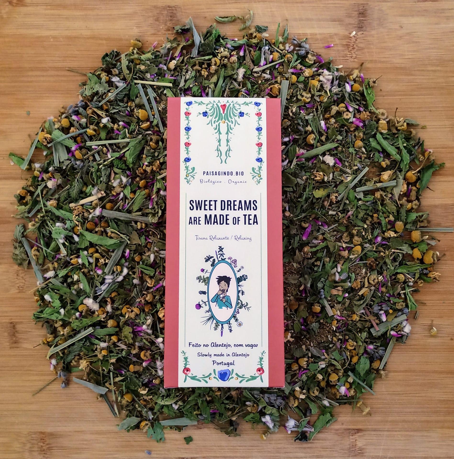 Infusão Sweet Dreams are Made of Tea Paisagindo 35g Mistura de chá seco com rótulo Sweet Dreams Are Made Of Tea sobre madeira