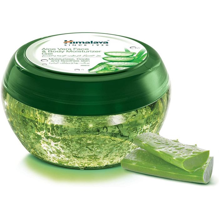 Gel Aloe Vera Rosto & Corpo Himalaya 300ml Gel hidratante Aloe Vera em frasco verde com pedaços de planta aloe vera