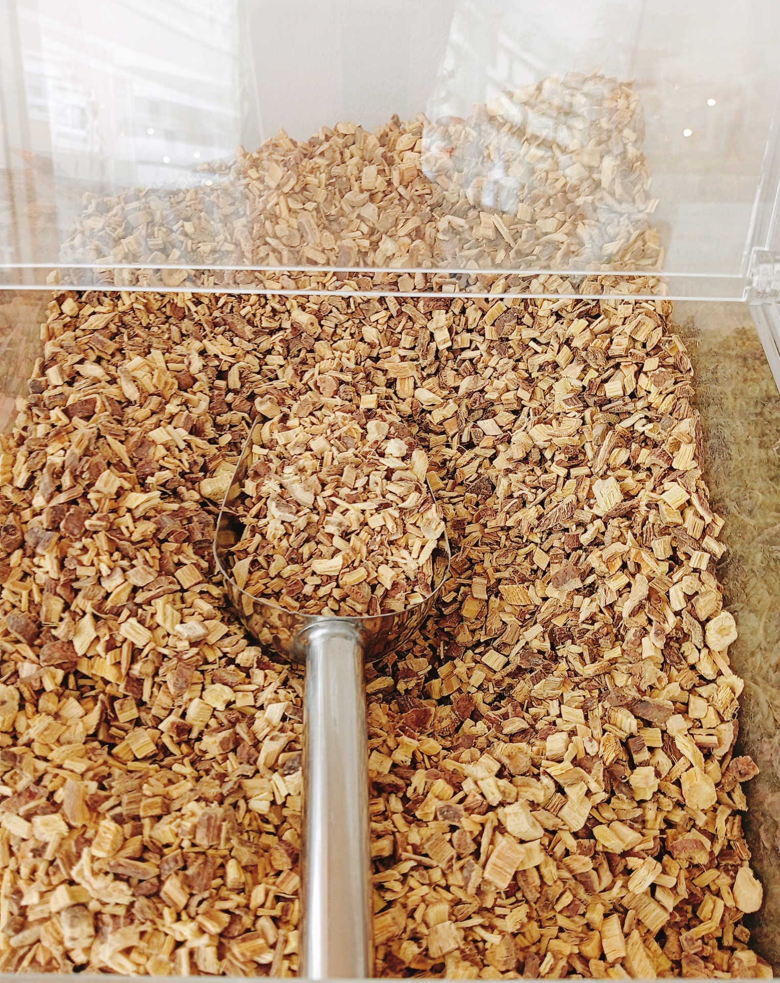 Alcaçuz 20gr Caixa transparente com cascas de noz picadas e concha metálica