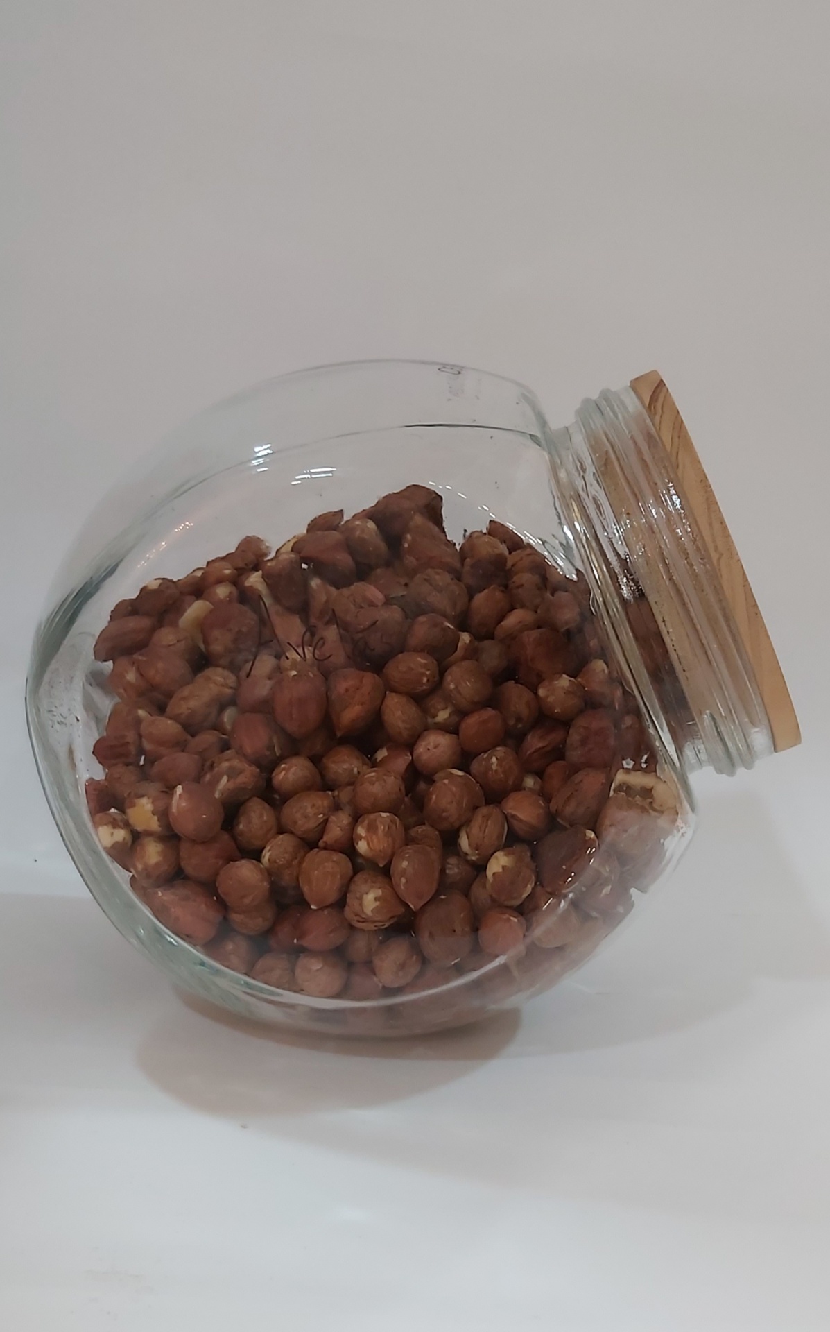 Avelã Torrada com casca GRANEL Frasco de vidro com tampa de madeira cheio de avelãs