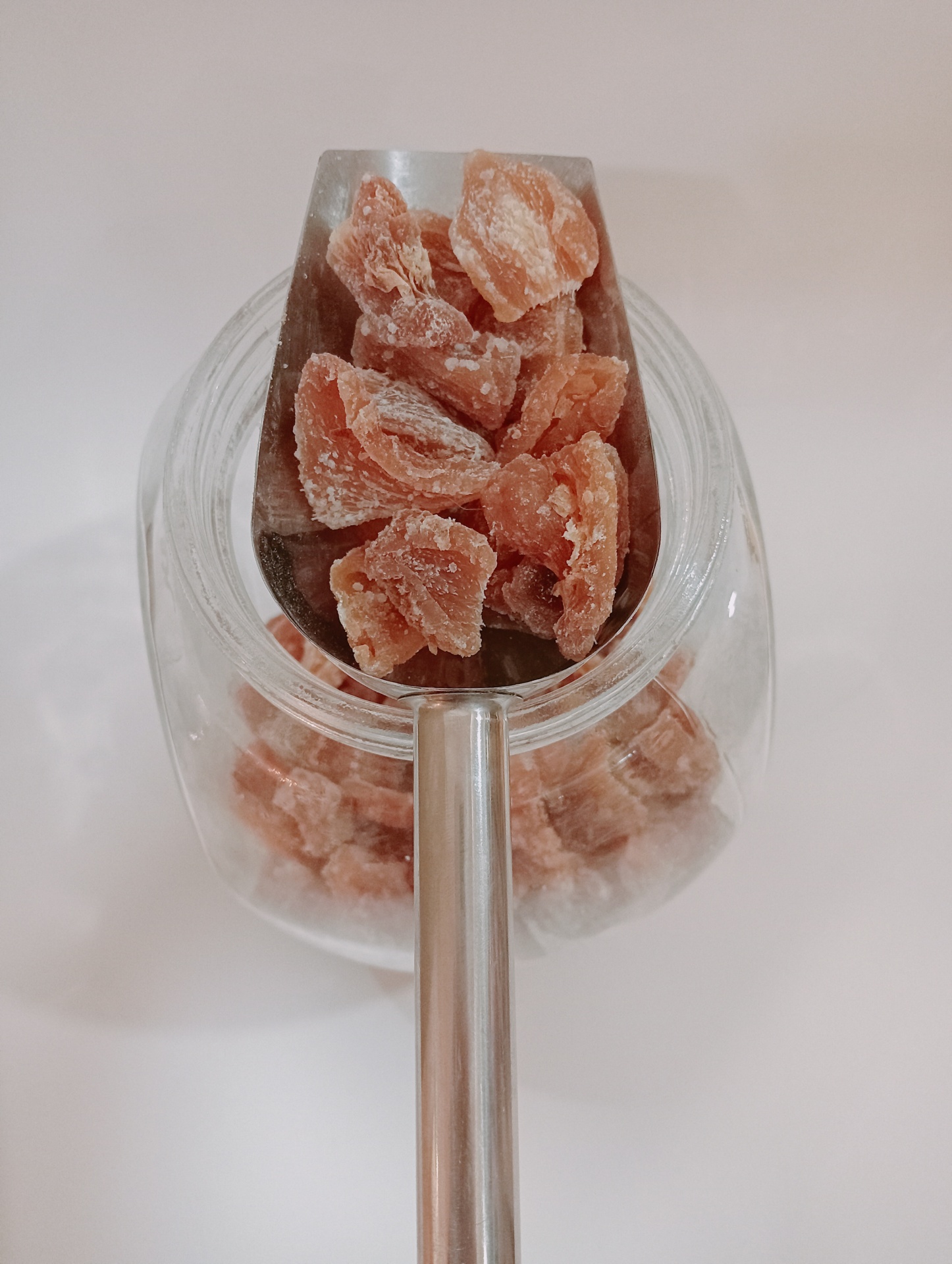 Gengibre Cristalizado GRANEL Pedras de sal rosa do Himalaia em concha metálica dentro de frasco de vidro.