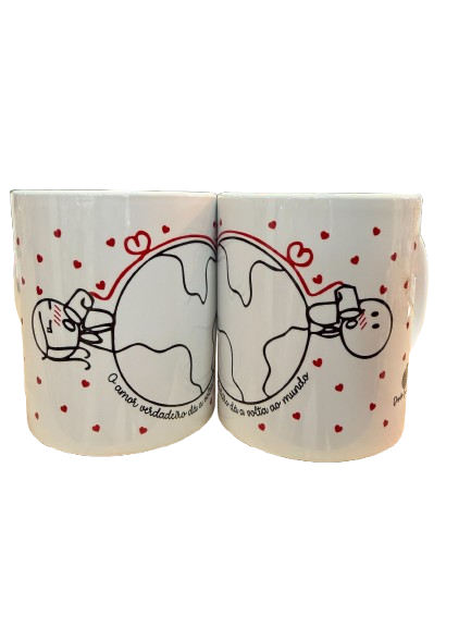 Caneca O Amor Verdadeiro Dá A Volta Ao Mundo - Missão DrinkMe duas canecas brancas de cerâmica com desenho de bonecos e corações vermelhos, texto em português
