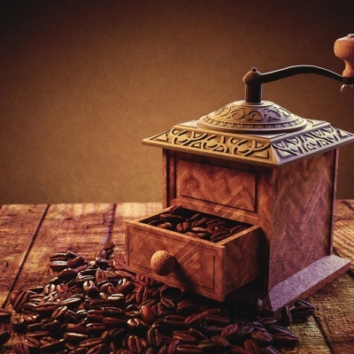 Moedor de café manual de madeira com grãos de café